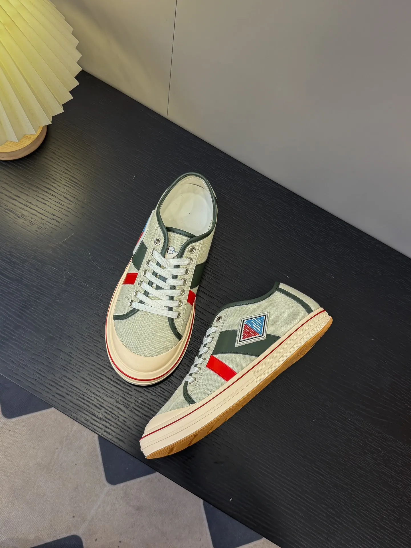 👟👟Ex-factory price 460👟👟 (Men's size +1️⃣0️⃣) BVOrbit's latest 2025 catwalk model, developed 1:1 from the original board, classic color matching elements! This is the biggest highlight of this shoe, eye-catching but not exaggerated design, super cool for daily use, super versatile whether paired with pants, sweaters or skirts, looks good no matter how you wear it, the more you look at it, the more you like it ❗️ Outsole: Original outsole color: 5 colors code number: female 35-40 male 39-44